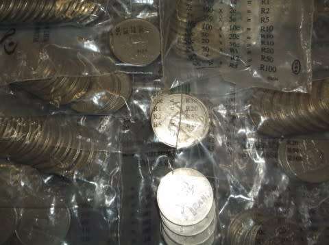 COINS : R1 SOUTH AFRICAN ( 121 COINS IN TOTAL )